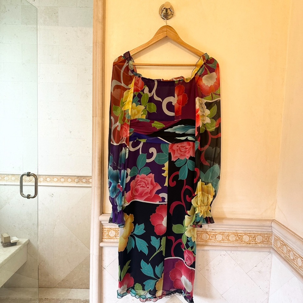 Beautiful Etro silk dress, ruffled cuff/hem. Make an entrance at events.